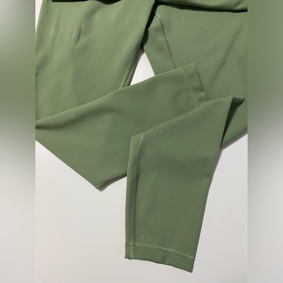 Like New! Lululemon Wunder Train HR Leggings - Picture 5 of 14